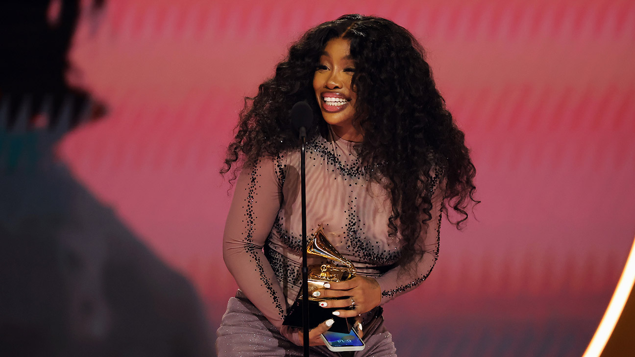 SZA accepts the Best RB Song award for Snooze onstage during the 66th GRAMMY Awards at Crypto.com Arena on February 04, 2024 in Los Angeles, California.